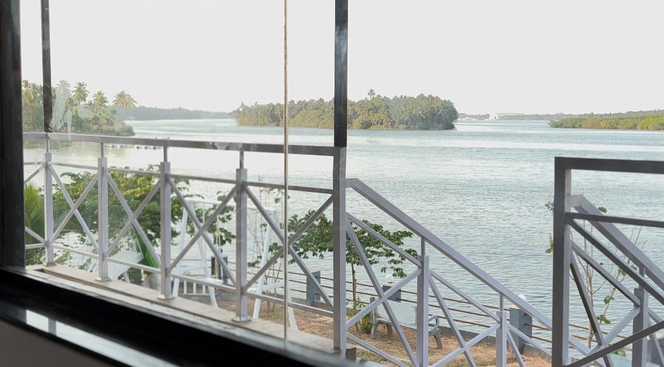 The Glasswater By The Backwater Homestay Kalyānpur Esterno foto